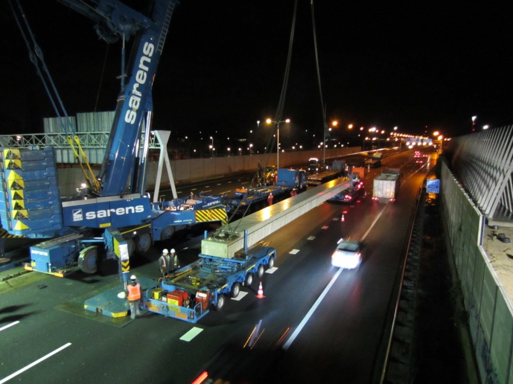 Geoliede machine in de nachtelijke uren - Rijkswaterstaat, Ministerie ...