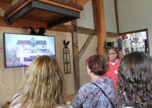 Medewerkers van de Dienst Landelijk Gebied (DLG) en gemeente Muiden gaven rondleidingen over de geschiedenis van het houten huis