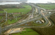 Het knooppunt Muiderberg met in de verte de Hollandse Brug.