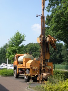 Boormachine voor het bodemonderzoek aan de noordzijde van de A9 Gaasperdammerweg