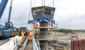 Brugwachtershuisje bij de Schipholbrug wordt uitgehesen