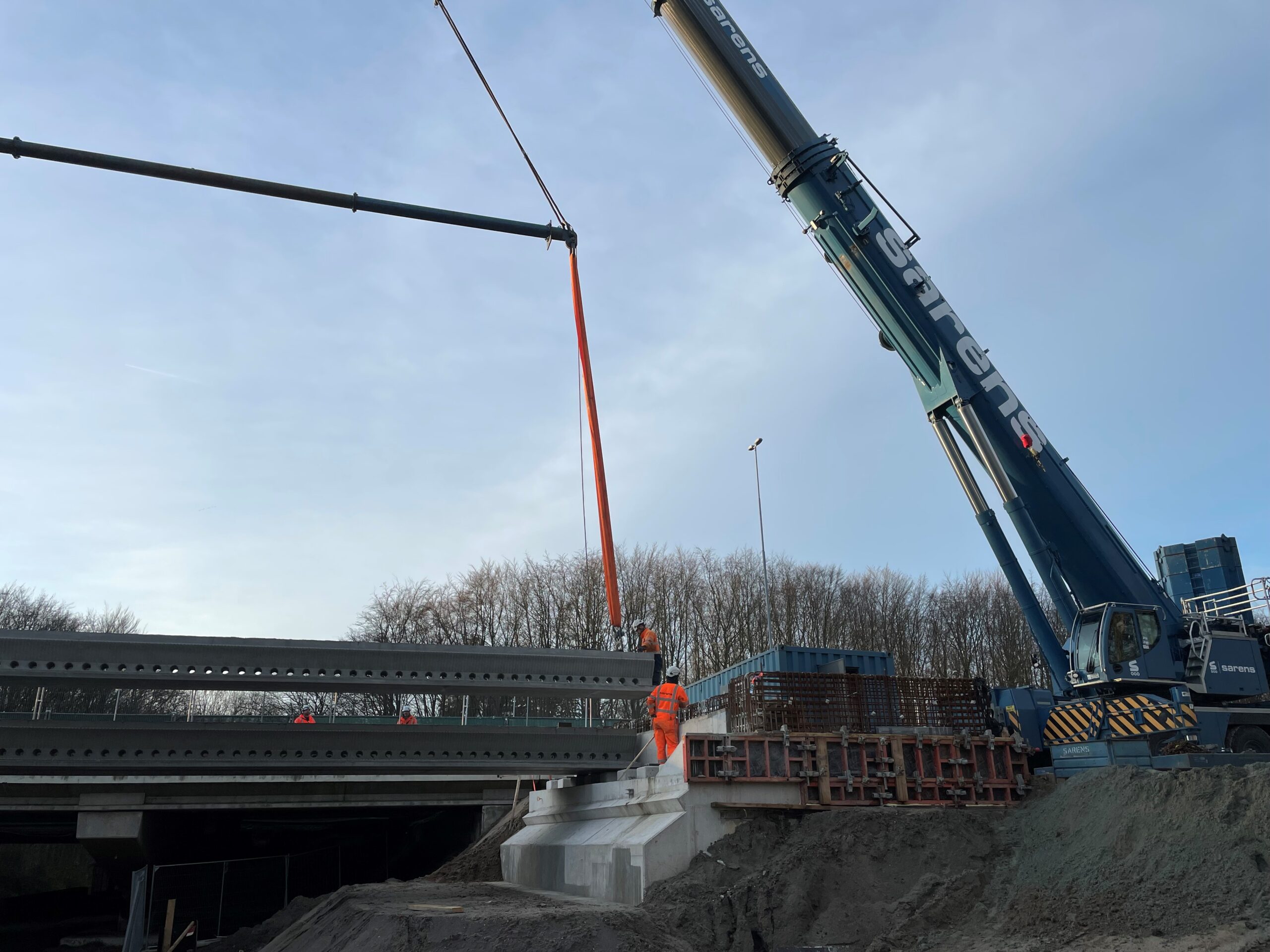 Eerste liggers nieuwe noordelijke brug in Amsterdamse Bos