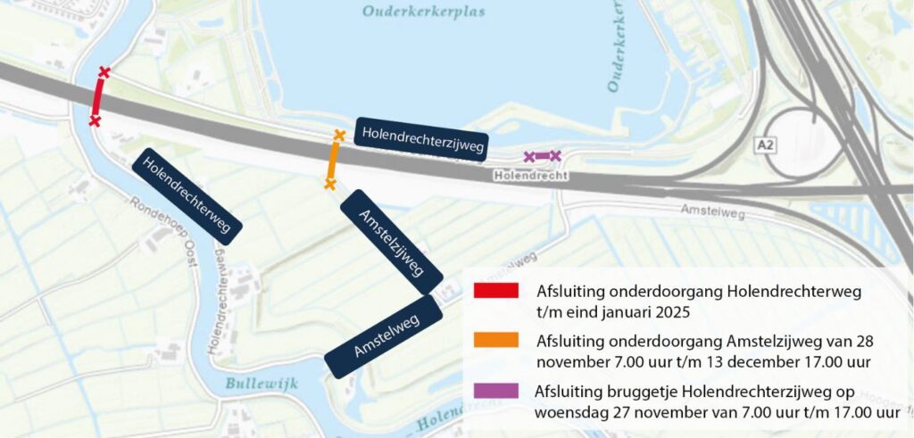 Drie afsluitingen op een kaart. Het gaat om: 1. de onderdoorgang Holendrechterweg afsluiting tot en met eind januari 2025. 2.Afsluiting Amstelzijweg van 28 november 7.00uur tot en met 13 december 17:00 uur.3.Afsluiting bruggetje Holendrechterzijweg op woensdag 27 november 07:00 uur tot17:00 uur