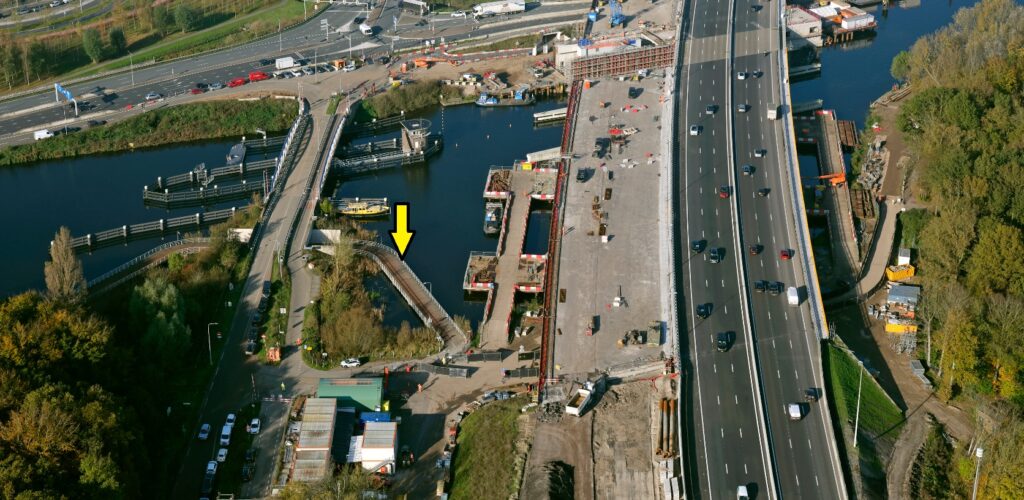 links van de schipholbrug , aan de overkant van het water, kun je naar de werkzaaheden kijken.