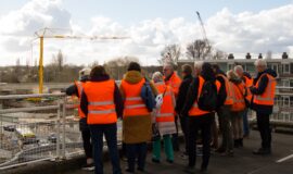 Groep mensen in oranje hesjes tijdens een van de rondleidingen langs project SAA.