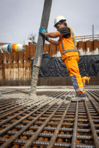 een persoon is bezig met het storten van beton.