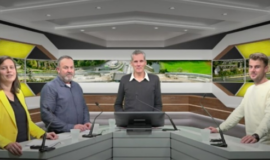4 personen achter een desk, het beeld van de webinar.