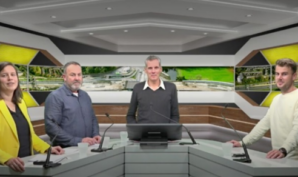 4 personen achter een desk, het beeld van de webinar.