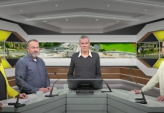 4 personen achter een desk, het beeld van de webinar.