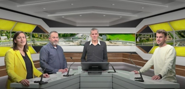 4 personen achter een desk, het beeld van de webinar.
