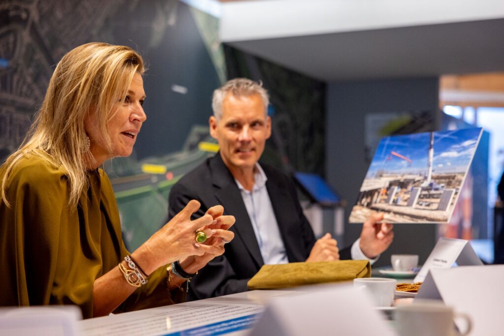 Koningin Maxima in gesprek met omgevingsmanager van Rijkswaterstaat