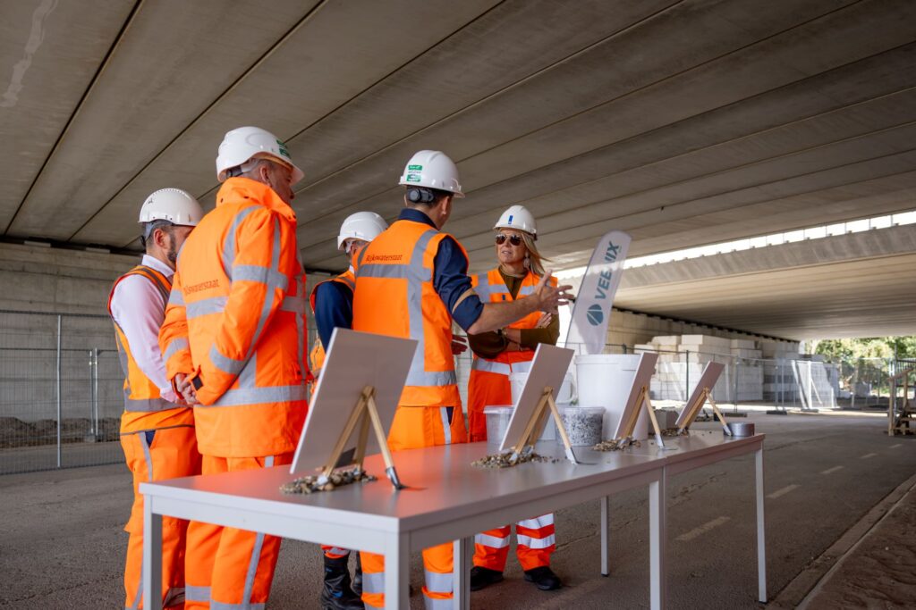 Koningin Maxima krijgt uitleg bij project A9
